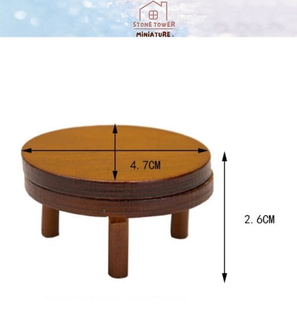 Miniature round wooden table with three legs, measuring 4.7 cm in diameter and 2.6 cm in height.