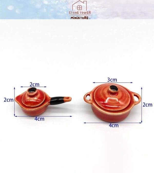 Miniature red cookware set with lids, dimensions: pan 4x2 cm, pot 4x3 cm, displayed on a white backdrop.